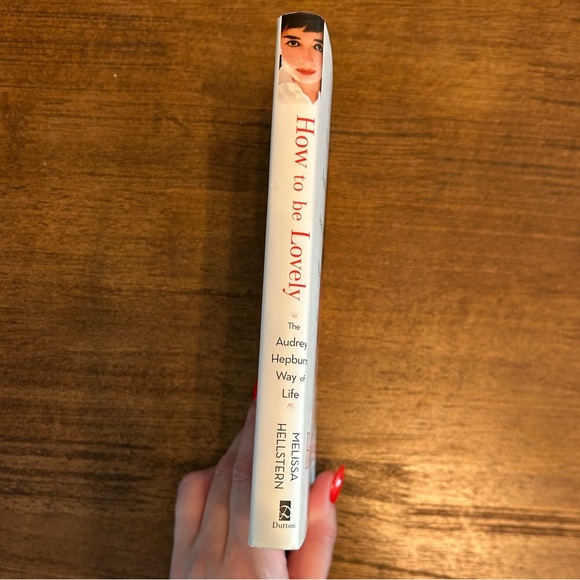 How to Be Lovely: The Audrey Hepburn Way of Life be Melissa Hellstern Book - Picture 2 of 6